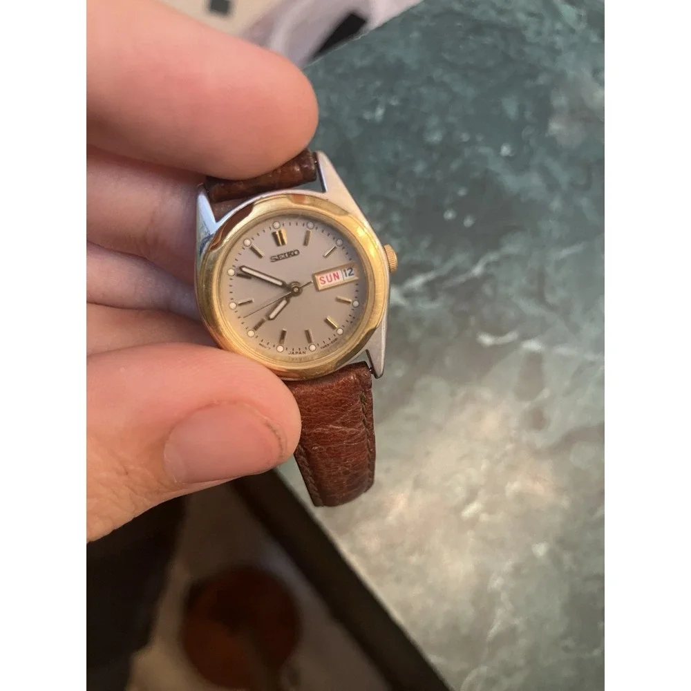 Ladies Seiko 7N83-0169 Day/Date Wrist Watch Needs Battery